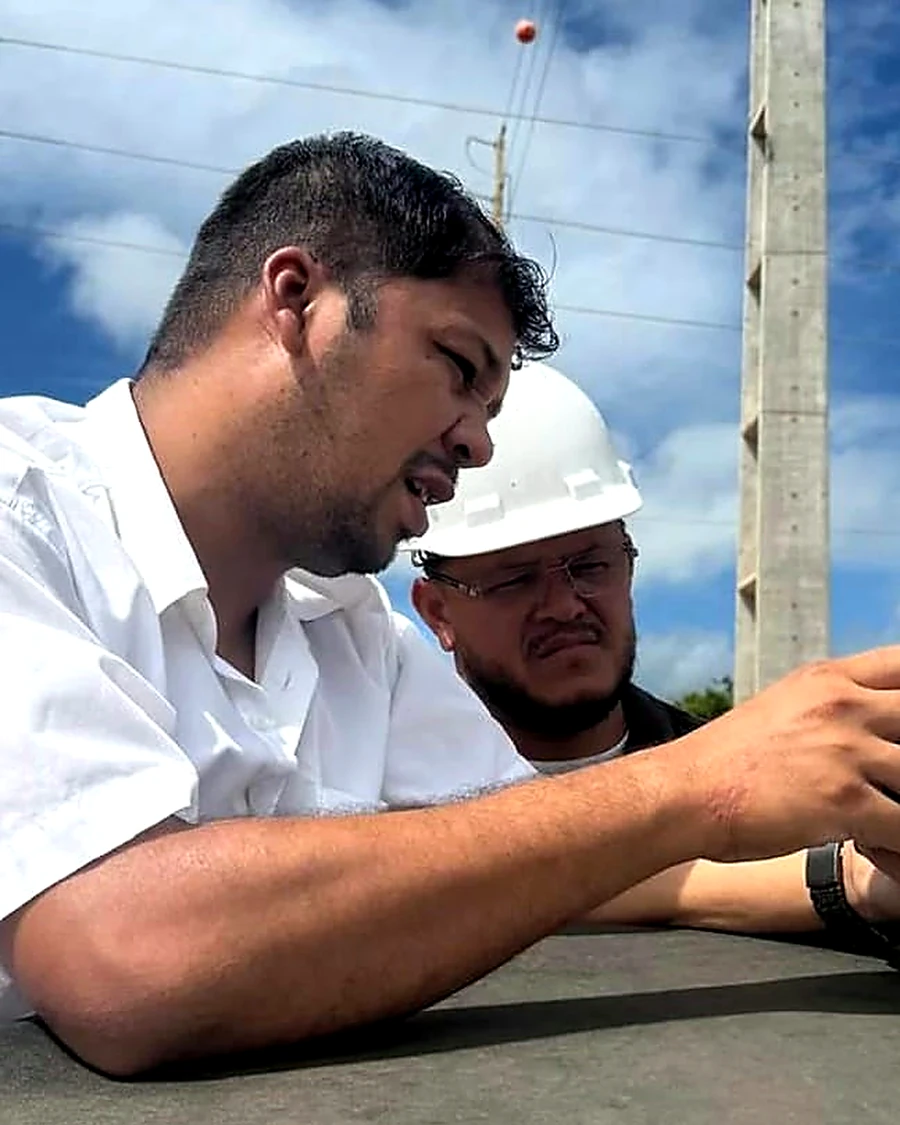 Equipe da Imperial Serviços acompanhando uma obra em campo